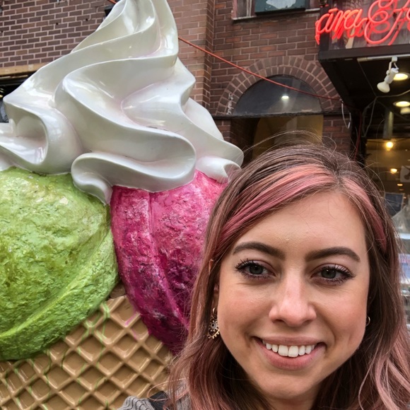 🤩 Meet your Posher, Lori! 🤩 - Picture 7 of 10